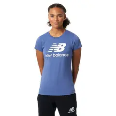 NEW BALANCE - Camiseta Essentials Stacked Para Mujer-Celeste