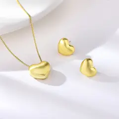 VERAMOREST - Set Aretes Y Collar Corazón Dorado