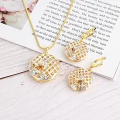 VERAMOREST - Set Collar y Aretes Dorados