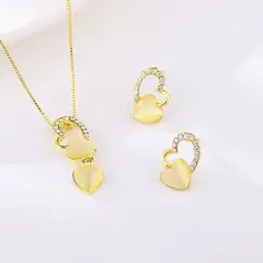 VERAMOREST - Set Aretes Y Collar Dorado Corazón