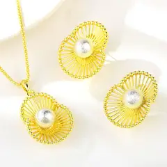 VERAMOREST - Set Collar y Aretes Dorados