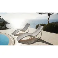 VONDOM - COMBO DE 2 ASOLEADORA + 1 MESA AUXILIAR ECRU IBIZA EN POLIPROPILENO