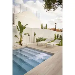 VONDOM - COMBO DE 2 ASOLEADORA + 1 MESA AUXILIAR ECRU SPRITZ EN POLIPROPILENO