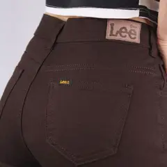 LEC LEE - PANTALÓN DRIL PARA MUJER - CAFE.-