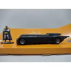 JADA TOYS - CARRO BATMOBILE & BATMAN CAPA AZUL A ESCALA 132 DE COLECCIÓN