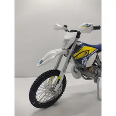 MAISTO - MOTO HUSQVARNA FE 501 CAJA AZUL A ESCALA 1/12 DE COLECCIÓN