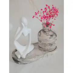 GENERICO - Florero marmolado con base marmolada y escultura pensante