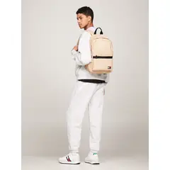 TOMMY HILFIGER - Morral Beige Essential con logo Para Hombre