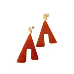 BY CAMI - Aretes A en Resina Pigmentada y Baño de Oro Dorado By Cami®