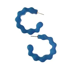 BY CAMI - Candongas Curve en Resina Pigmentada y Baño de Oro Dorado By Cami®