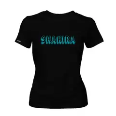 CREACIONES NU CROWN - Camiseta Dama Shakira Logo Negra Original Nu Crown