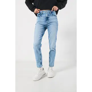 KOAJ - Jean mom súper tiro alto azul con bota recta y desgaste Mujer