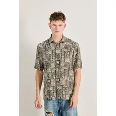KOAJ - Camisa estampada unicolor con manga corta y cuello sport HOMBRE