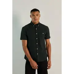 KOAJ - Camisa manga corta unicolor cuello button down con bolsil HOMBRE
