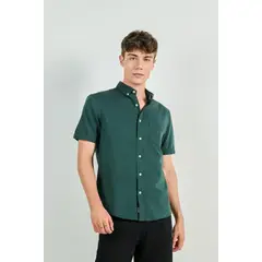 KOAJ - Camisa button down en colores solidos slim fit Hombre