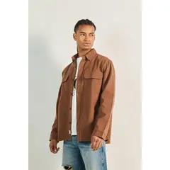 KOAJ - Sobre camisa en colores solidos de onda utilitaria con Hombre