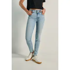 KOAJ - Jean push up azul claro tiro alto con doble botón metál