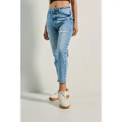 KOAJ - Jean mom azul claro con rotos y bota recta corta