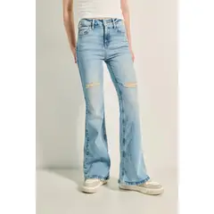 KOAJ - Jean azul claro flare con bota campana y rotos en frent