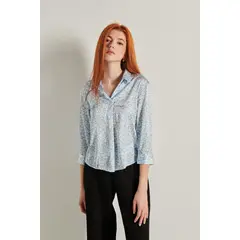 KOAJ - Blusa azul con cuello camisero, manga 3/4 y flores bla Mujer