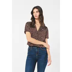 KOAJ - BLUSA CROP CUELLO RESORT MANGA CORTA. Mujer
