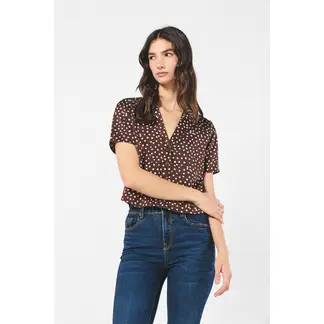 KOAJ - BLUSA CROP CUELLO RESORT MANGA CORTA. MUJER