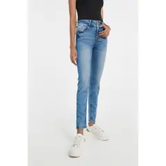 KOAJ - Jean push up azul claro con pretina ancha y tiro alto MUJER