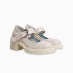 CALZADO ADRENALINA - Mocasín crema brillante con correa mafalda