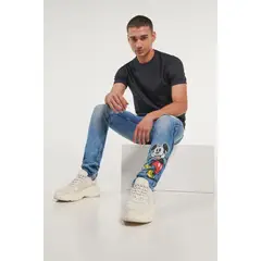 KOAJ - Jean 90�S azul medio con rotos y estampado de Mickey HOMBRE