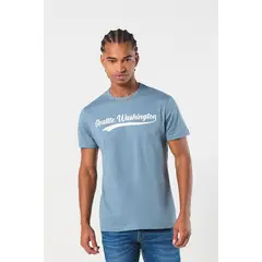 KOAJ - Camiseta azul clara con texto college blanco y manga c Hombre