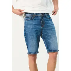 KOAJ - Bermuda tiro bajo en jean azul clara con charretera HOMBRE