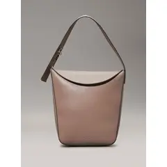 CALVIN KLEIN - Bolso gris saco soft sculp