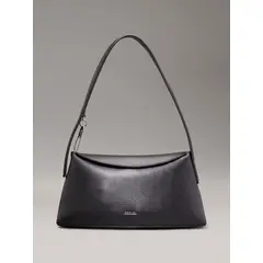 CALVIN KLEIN - Bolso negro de hombro soft sculpt