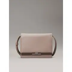 CALVIN KLEIN - Bolso gris cruzado Saffiano