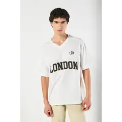 KOAJ - Camiseta cuello V oversize crema con estampados college Hombre