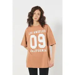 KOAJ - Camiseta oversize salmón con estampado college y manga Mujer