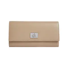 CALVIN KLEIN - Billetera beige trifold con placa metálica