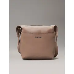 CALVIN KLEIN - Bolso gris reporter cuadrado
