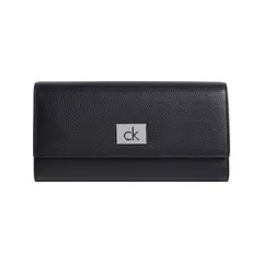 CALVIN KLEIN - Billetera negra trifold con placa metálica