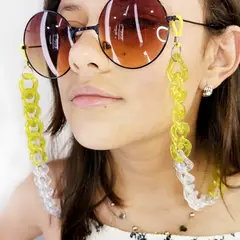 AT NIGHT SUNGLASSES - Cuelga Gafas Acrílico Transparente y Amarillo Súper Fashion y Liviano