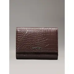 CALVIN KLEIN - Billetera café de plegado triple y cuero de cocodrilo
