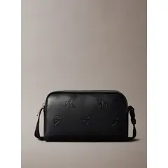 CALVIN KLEIN - Bolso negro con monograma en toda la pieza