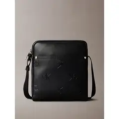CALVIN KLEIN - Bolso negro cruzado con monograma grabado en toda la pieza