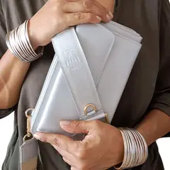 MARLA - Bolso Portacelular Lucia con doble compartimento y compartimento para tarjetas cuero 100%