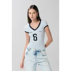 KOAJ - Camiseta cuello V azul clara con estampado college Mujer