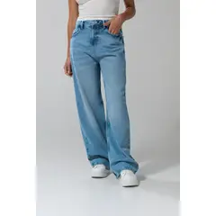KOAJ - Jean azul claro tipo baggy con tiro medio y bota ancha MUJER