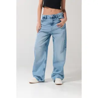 KOAJ - Jean baggy azul claro tiro medio con desgastes y bota anc MUJER