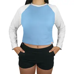 FUERA DEL MOLDE - Camiseta Crop Top Ranglan Manga Larga Premium Azul Bebé Blanco