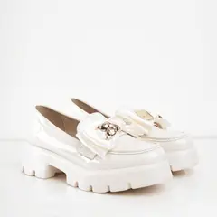CALZADO ADRENALINA - Mocasines de charol crema con moño samary