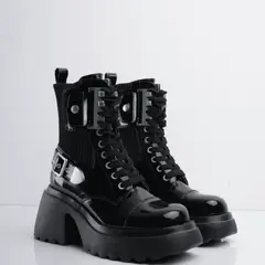 CALZADO ADRENALINA - Bota negra en charol con cordón y apliques plateados parker